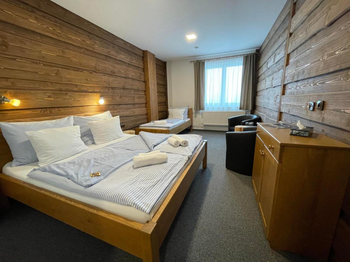 Hotel Kristian Kubova Huť Kültér fotó